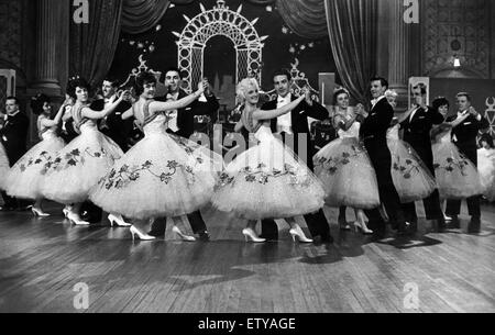 Des couples sur la piste de danse pendant le tournage de l'émission de télévision de la BBC Dancing Club au Carlton Chambres à Maida Vale, Londres, soutenue par Victor Silvester's Orchestra. Janvier 1964. Banque D'Images