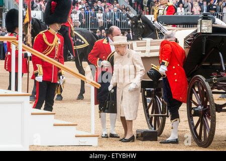 La reine Elizabeth II arrive par transport pour la parade annuelle de la Color parade marquant son anniversaire officiel sur Horse Guards Parade le 13 juin 2015 à Londres, en Angleterre. Banque D'Images