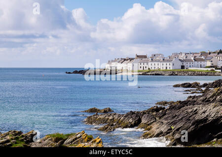 Vue le long de la côte rocheuse à Islay Loch Indaal village. Port Charlotte, Isle of Islay Hébrides intérieures ARGYLL & BUTE Western Isles Ecosse Royaume-Uni Grande-Bretagne Banque D'Images