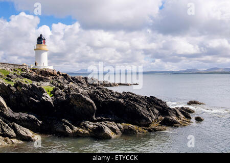 Phare blanc sur la côte rocheuse autour de Loch Indaal à Port Charlotte, Isle of Islay, ARGYLL & BUTE, les Hébrides intérieures, Ecosse, Royaume-Uni Banque D'Images