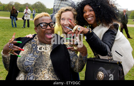 Groupe multi-culturelle de la femme dans le parc de rire et s'amuser. Banque D'Images