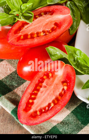 Couper les tomates au basilic pâte Banque D'Images