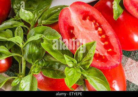 Couper les tomates au basilic pâte Banque D'Images