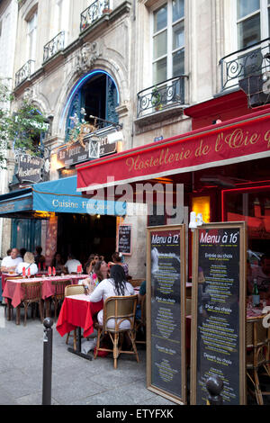 Les petits restaurants dans le Quartier Latin avec les gens de manger dans la rue, Paris France Banque D'Images