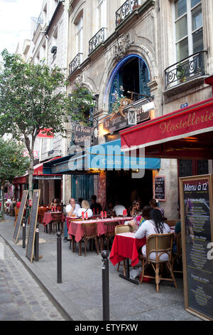 Les petits restaurants dans le Quartier Latin avec les gens de manger dans la rue, Paris France Banque D'Images