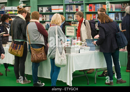 Les visiteurs parcourant auteur a signé des exemplaires de livres en librairie au Hay Festival 2015 Banque D'Images