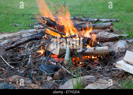 Camping sauvage avec un feu de camp avec flammes rouges près du parc Algonquin, Ontario, Canada Banque D'Images