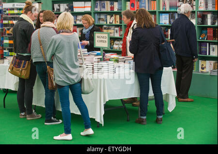 Les visiteurs parcourant auteur a signé des exemplaires de livres en librairie au Hay Festival 2015 Banque D'Images