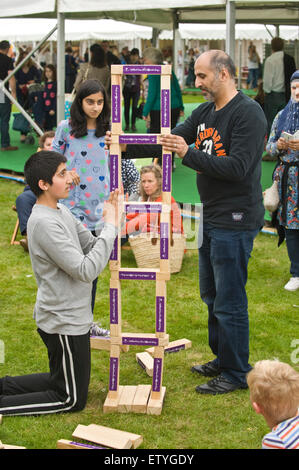 Les visiteurs La construction d'une structure équilibrée en bois par le Woodland Trust au Hay Festival 2015 Banque D'Images