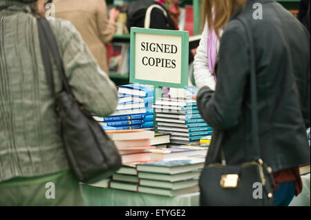 Les visiteurs parcourant auteur a signé des exemplaires de livres en librairie au Hay Festival 2015 Banque D'Images