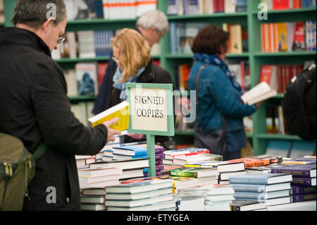 Les visiteurs parcourant auteur a signé des exemplaires de livres en librairie au Hay Festival 2015 Banque D'Images