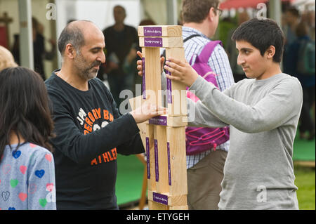 Les visiteurs La construction d'une structure équilibrée en bois par le Woodland Trust au Hay Festival 2015 Banque D'Images