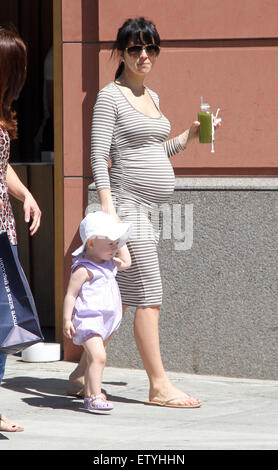 Alec Baldwin prend sa famille shopping in Beverly Hills comprend : Hilaria Baldwin, Carmen Gabriela Baldwin Où : Los Angeles, California, United States Quand : 26 Mar 2015 C Banque D'Images