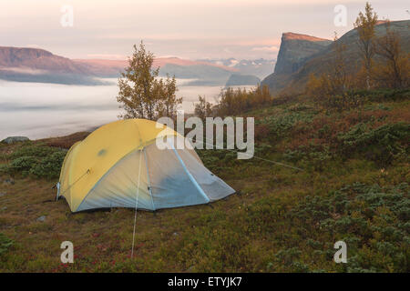 Sarek national park, avec le Skerfe Namatj et en septembre aux couleurs de l'automne et tente en premier plan en Suède, le suédois lapla Banque D'Images
