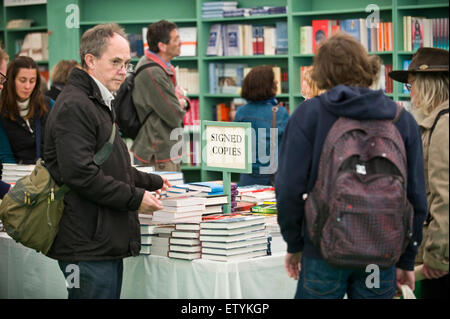 Les visiteurs parcourant auteur a signé des exemplaires de livres en librairie au Hay Festival 2015 Banque D'Images