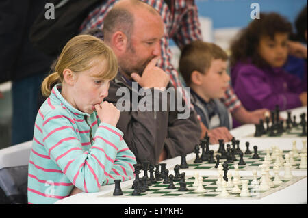 Les enfants et les adultes jouant aux échecs à Hay Festival 2015 Banque D'Images