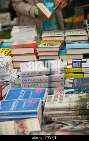 Auteur a signé des exemplaires de livres en librairie au Hay Festival 2015 Banque D'Images