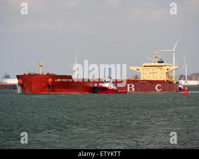 L'UBC Oristano (IMO 9463657), un porte-conteneurs, est amarré au port de Rotterdam. Ce navire est conçu pour le transport de pétrole et de cargaison, opérant dans les voies maritimes mondiales, et servant de partie clé des réseaux commerciaux internationaux. Banque D'Images