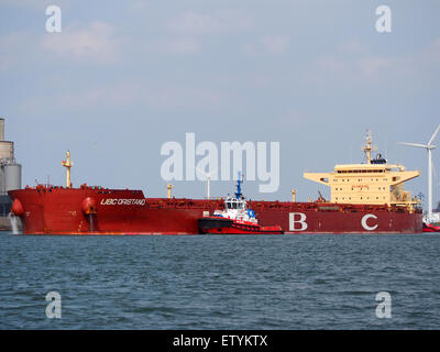 L'UBC Oristano est un cargo au port de Rotterdam, capturé dans une photographie montrant sa présence dans le port. L'image montre un navire-citerne ainsi que d'autres navires tels que des remorqueurs et des barges. Banque D'Images