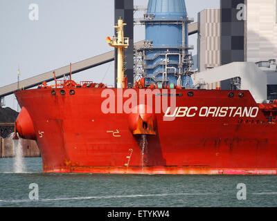 L'UBC Oristano, un vraquier avec IMO 9463657, est amarré au port de Rotterdam. Ce navire est engagé dans le transport de marchandises à travers les voies navigables mondiales, contribuant au commerce international et à la logistique de fret. Banque D'Images