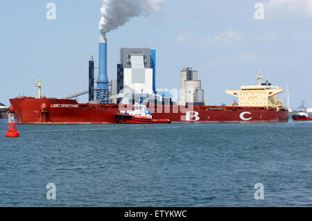 Une image de l'UBC Oristano, un navire-citerne au port de Rotterdam, montrant le transport maritime dans un grand port européen avec divers navires, y compris des pétroliers, des barges et des remorqueurs. Banque D'Images