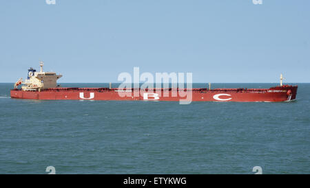 L'UBC Oristano (IMO 9463657) est un vraquier vu ici dans le port de Rotterdam. Le navire joue un rôle essentiel dans le transport maritime mondial, transportant diverses cargaisons à travers les eaux internationales. Banque D'Images