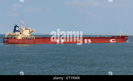 L'image montre l'UBC Oristano, un vraquier portant le numéro OMI 9463657, amarré au port de Rotterdam. Ce navire est impliqué dans le commerce mondial, transportant des marchandises entre les ports à travers l'Europe et au-delà. Banque D'Images