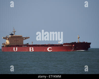 L'image montre l'UBC Oristano, un navire porte-conteneurs pétroliers au port de Rotterdam, présentant les opérations maritimes modernes, l'amarrage des navires et la manutention de marchandises dans un port européen majeur. Banque D'Images