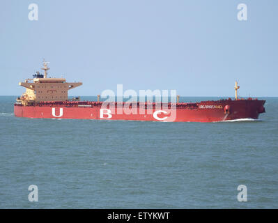 L'UBC Oristano est un navire opérant dans le port de Rotterdam, qui transporte des marchandises, y compris du pétrole, des conteneurs et des marchandises diverses. Le navire présente une logistique maritime moderne et des opérations portuaires. Banque D'Images