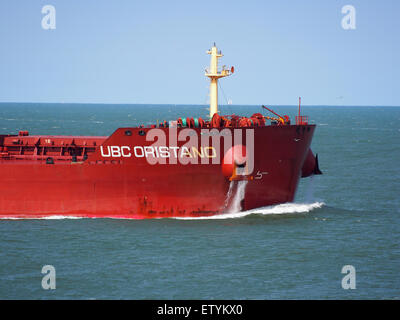 L'UBC Oristano, un pétrolier portant le numéro OMI 9463657, est vu amarré au port de Rotterdam. Ce navire moderne est utilisé pour transporter du pétrole et d'autres marchandises en vrac dans les eaux internationales, reflétant son rôle dans le commerce maritime mondial. Banque D'Images