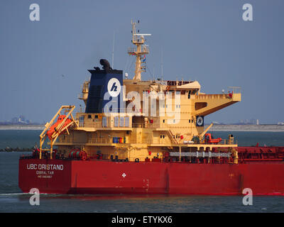 L'image montre l'UBC Oristano, un navire-citerne IMO 9463657 amarré au port de Rotterdam. La photo capture la grande cargaison du navire et l'activité animée du port autour de lui. Banque D'Images