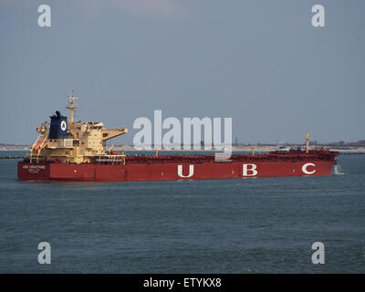 L'UBC Oristano, un vraquier, est amarré au port de Rotterdam. Cette image montre le navire au repos dans le port, mettant l'accent sur l'industrie maritime et les opérations logistiques. Banque D'Images