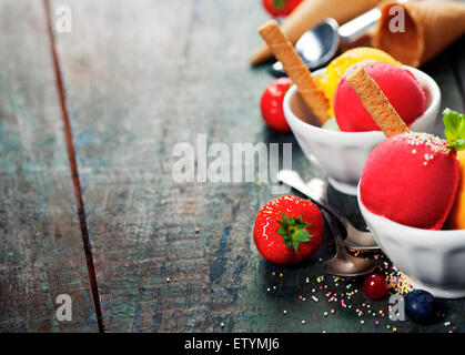 Deux boules de glace dans des bols en bois sur wafer avec vintage background Banque D'Images