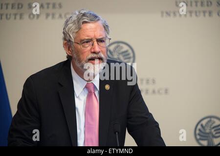 Le Dr John P. Holdren, Directeur de la White House Office of Science & Technology Policy annonce le lancement d'un partenariat public-privé international pour aider les pays en développement au changement climatique, 10 juin 2015 à Washington, DC. Banque D'Images