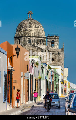 Maisons coloniales espagnoles sur la Calle 63, dôme de Ex-Templo de San Jose, à Campeche, Yucatan, Mexique Banque D'Images