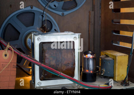 Vintage radiogramme valves (tubes à électrons) qui rougeoient et alimenter un récepteur sans fil. Banque D'Images