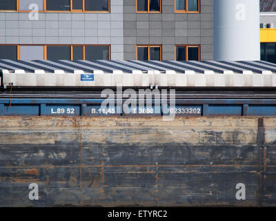 L'ENI 0233202 concerne un navire-citerne opérant sur le Noordzeekanaal dans le port d'Amsterdam. Cette voie navigable très fréquentée est une plaque tournante pour les navires océaniques, y compris les porte-conteneurs, les barges et les pétroliers, impliqués dans le transport de marchandises comme le pétrole et les cargaisons à travers la région. Le port est un élément vital du commerce maritime mondial, traitant efficacement de grands volumes de marchandises. Banque D'Images