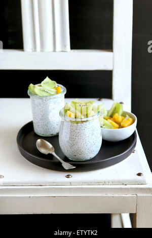 Kiwi mangue ,et chia seeds au lait en pot pour le petit déjeuner Banque D'Images