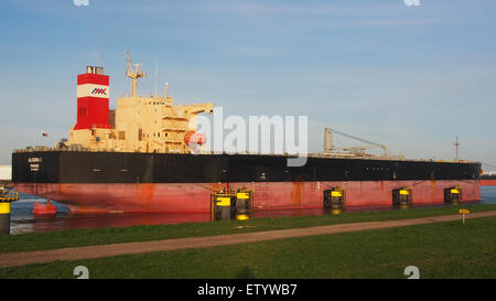 Alegria I est un navire-citerne portant le numéro OMI 9543536, indiqué dans le port de Rotterdam naviguant dans le Calandkanaal. L'image présente l'activité maritime et la logistique industrielle dans l'un des ports les plus fréquentés d'Europe. Banque D'Images