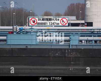Une photographie du Navira, un navire-citerne, amarré dans le Noordzeekanaal au port d'Amsterdam. L'image capture la taille et la structure du navire, fournissant un aperçu des opérations de transport maritime. Banque D'Images