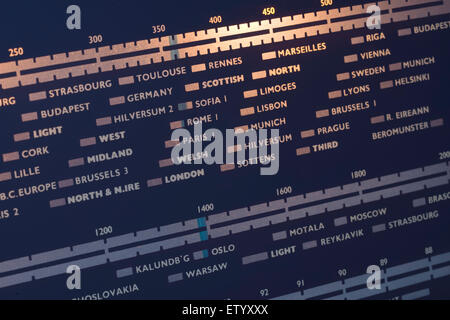 Ancienne numérotation fréquence radiogramme. Les ondes moyennes liste des stations de radio. Positions de réglage. Banque D'Images