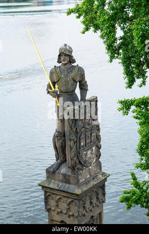 La statue du chevalier Bruncvik, pont Charles, Prague, République tchèque. Banque D'Images