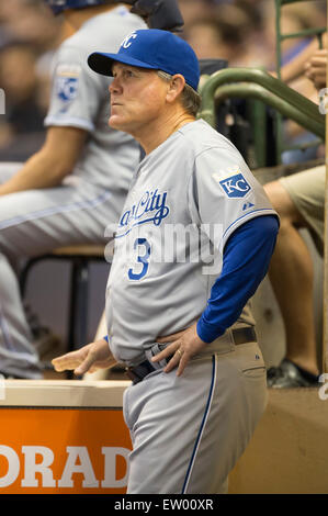 Milwaukee, WI, USA. 15 Juin, 2015. Kansas City Royals manager Ned Yost # 3 porte sur l'étang de la Ligue Majeure de Baseball pendant le match entre les Milwaukee Brewers et le Kansas City Royals au Miller Park de Milwaukee, WI. Credit : Cal Sport Media/Alamy Live News Banque D'Images