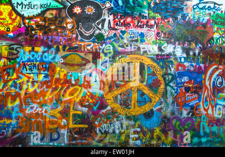 Prague, République tchèque - Juin 2015 : Mur de Lennon est rempli de John Lennon-inspiré des graffitis et des morceaux de Beatles de lyrics Banque D'Images