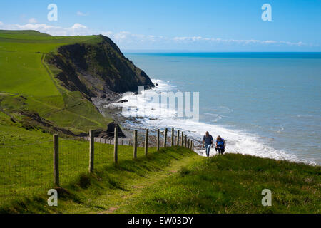 Les promeneurs sur le chemin de la côte du Pays de Galles près de Borth, Ceredigion, pays de Galles Banque D'Images