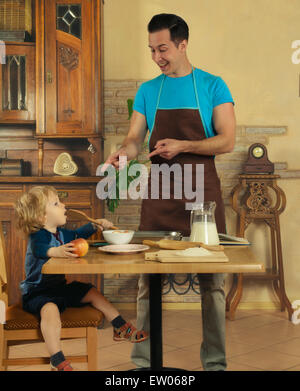 Papa prépare un petit-déjeuner Banque D'Images