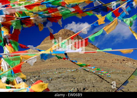 Les drapeaux de prières bouddhistes accrochée à un pic non identifiés au cours des 4200 ms.Grande Smira La-col. Shigatse Tibet-pref.. Banque D'Images