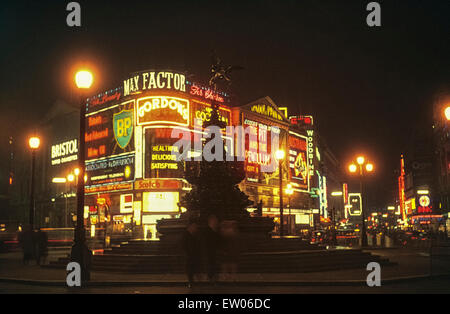 Piccadilly Circus la nuit en 1964. Londres, Angleterre, Royaume-Uni Banque D'Images