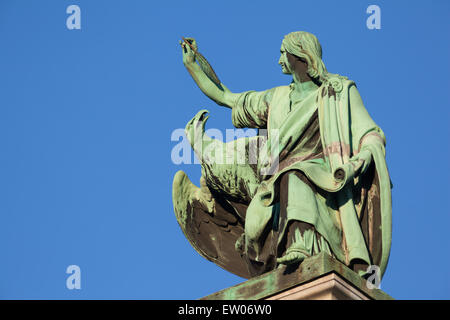 Sculpture de l'Évangéliste Jean avec l'aigle par le sculpteur Ivan Petrovitch Vitali (1794-1855), sur la cathédrale Isaac, St Petersburg Banque D'Images