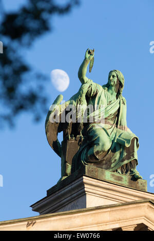 Sculpture de l'Évangéliste Jean avec l'aigle par le sculpteur Ivan Petrovitch Vitali (1794-1855), sur la cathédrale Isaac, St Petersburg Banque D'Images